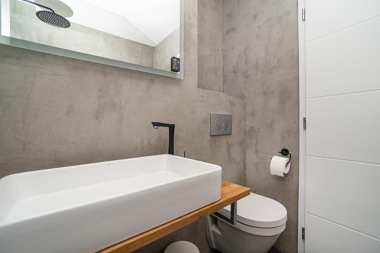 Big 4-Bedroom Flat, Terrace With Great Vitkov View Prague Extérieur photo
